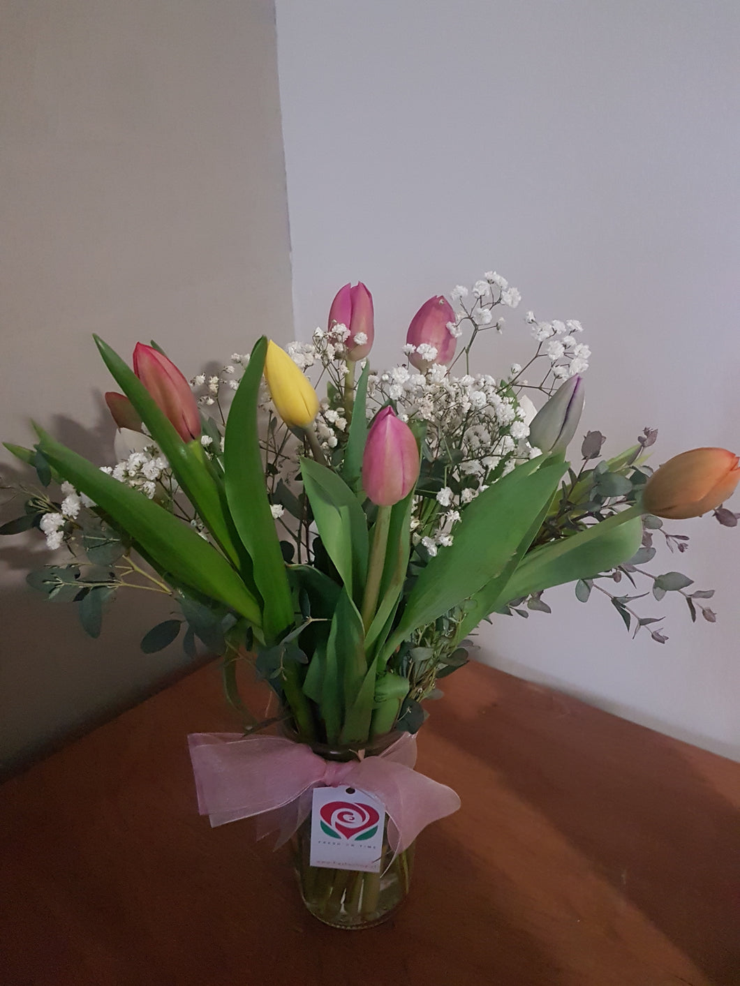 Florero con  9 tulipanes