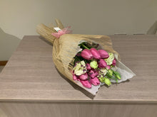 Cargar imagen en el visor de la galería, Bouquet de Tulipanes y Rosas o lisianthum
