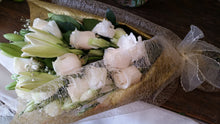Cargar imagen en el visor de la galería, Bouquet surtido de Lilium y Rosas
